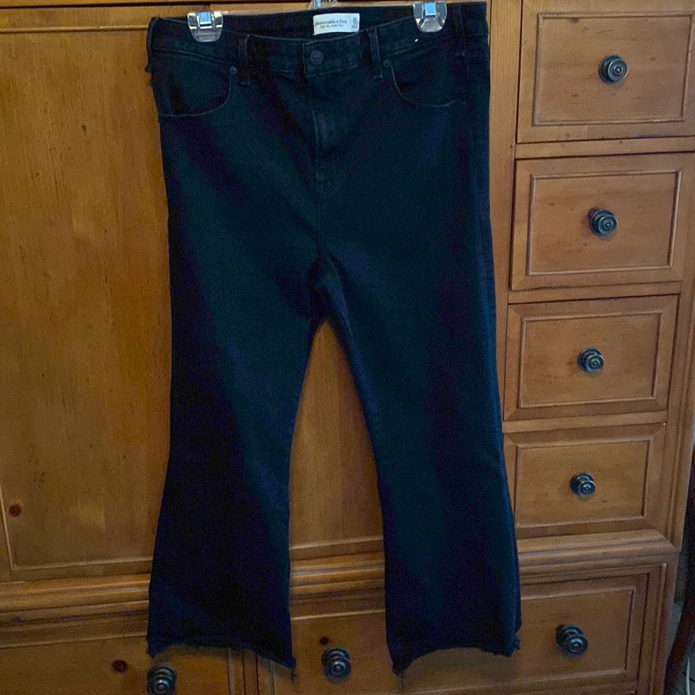 Abercrombie and Fitch high-rise ankle flair. Black. Size 31/12. EUC